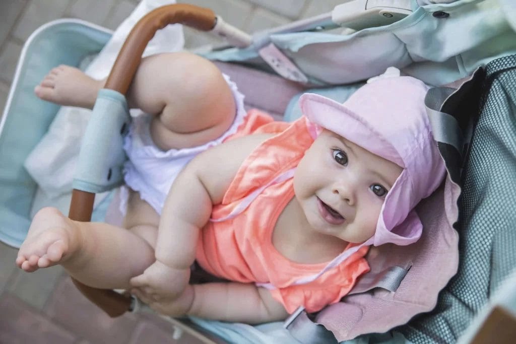 bayi bermata biru di atas stroller