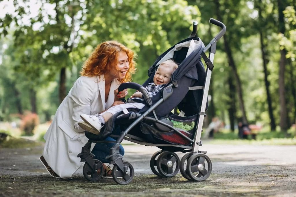 ibu melihat bayi di dalam stroller