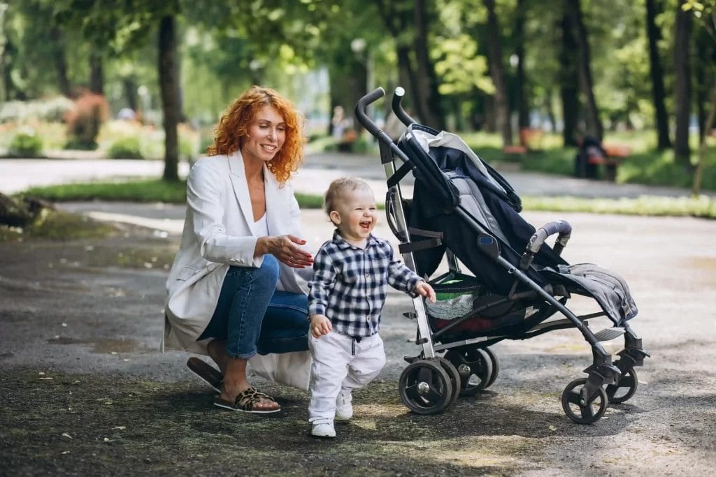 ibu membawa anak dengan stroller