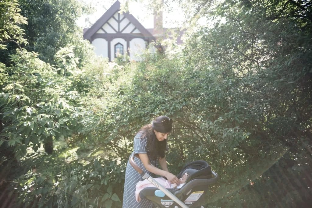 ibu sedang melihat bayi di dalam stroller