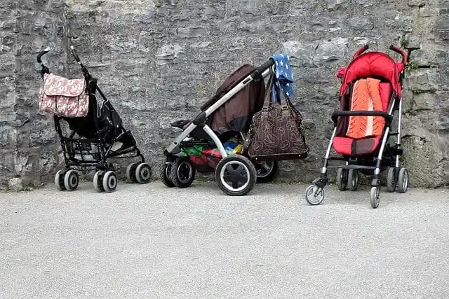 10 Rekomendasi Stroller Bayi yang Bisa Dilipat Kecil