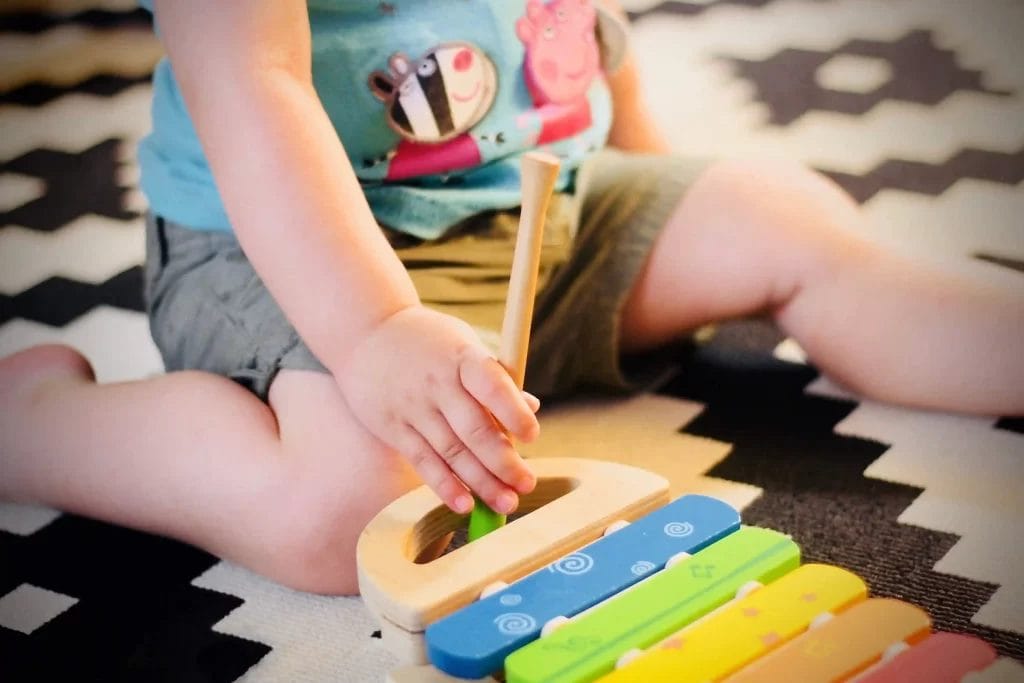 anak bermain di atas playmat bayi