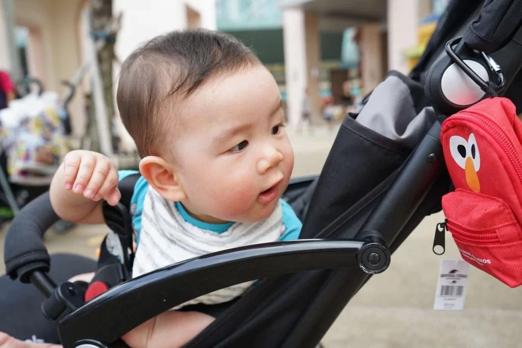 anak laki laki duduk di stroller