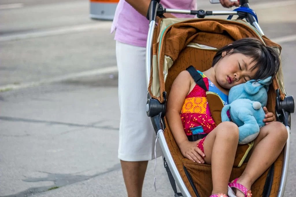 anak tertidur di stroller