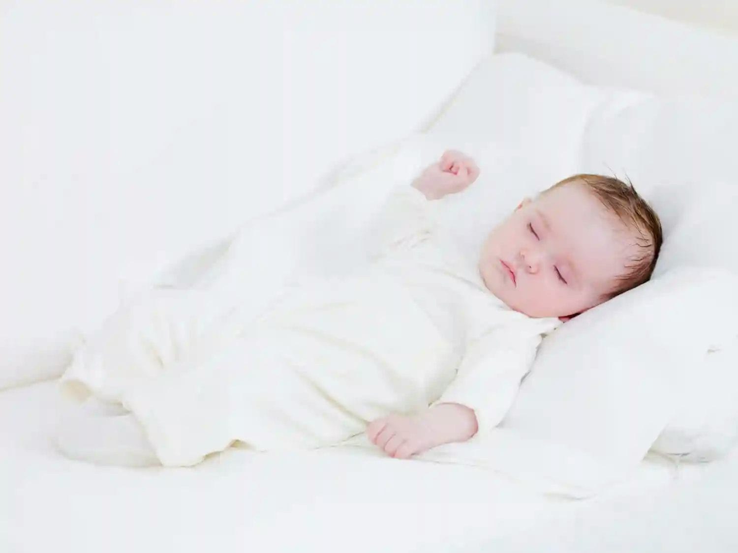 bayi baju putih