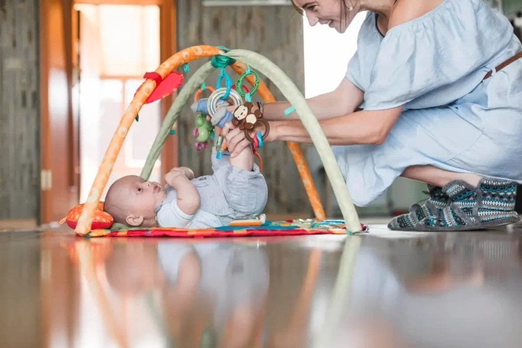 bayi bermain dengan ibu di playmat bayi