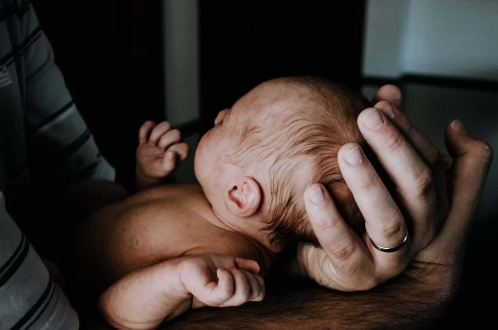 bayi kecil digendong ibunya