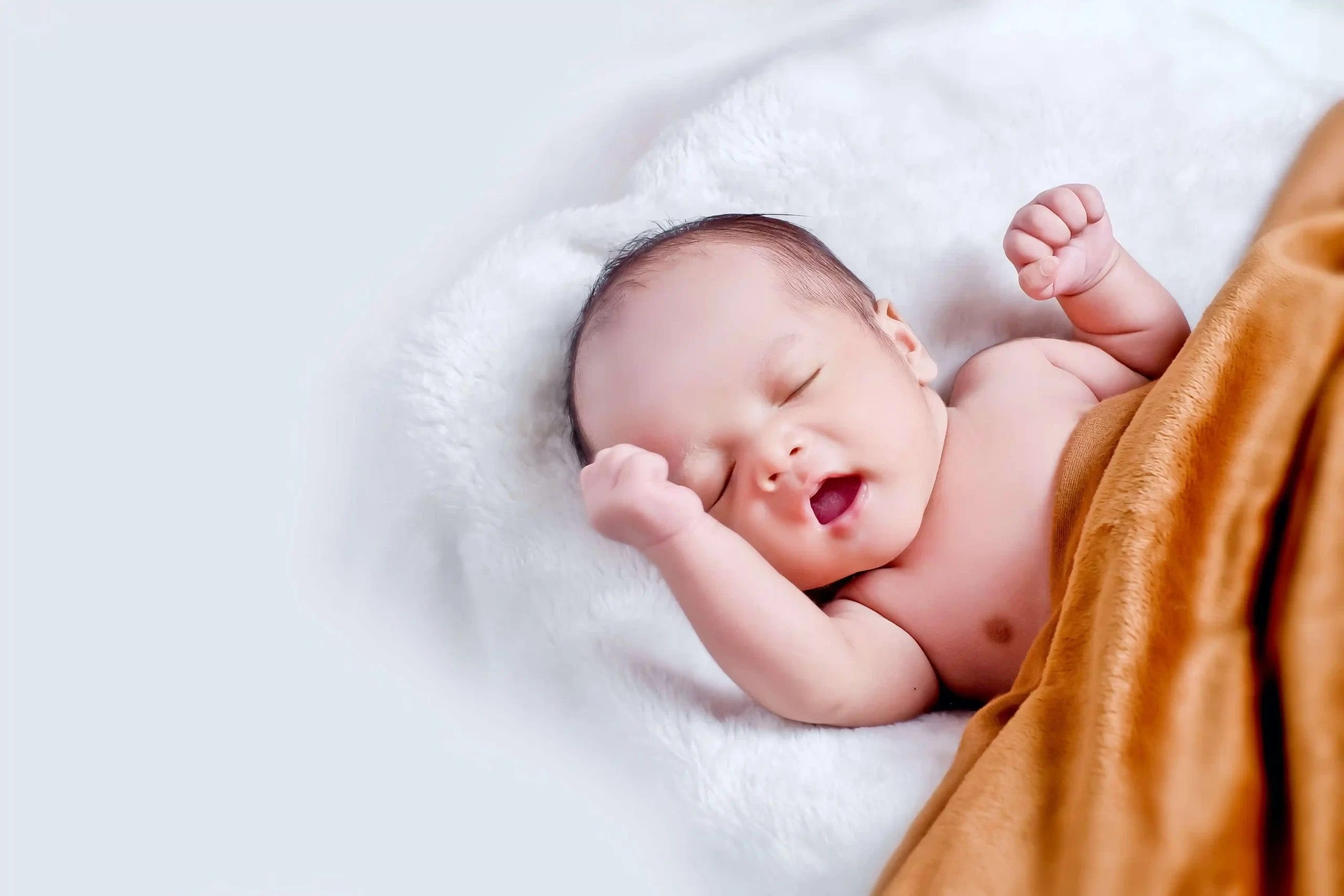 bayi tidur dengan selimut