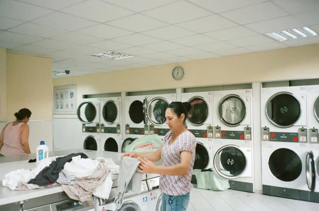 dua wanita di tempat laundry