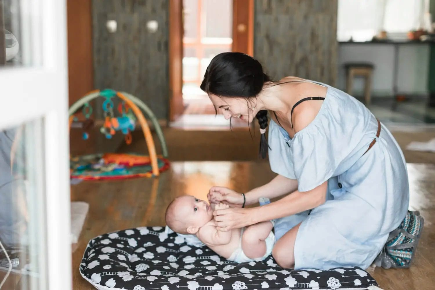 ibu bermain dengan bayi di rumah