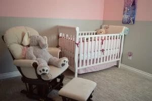 ranjang bayi di dalam kamar bayi