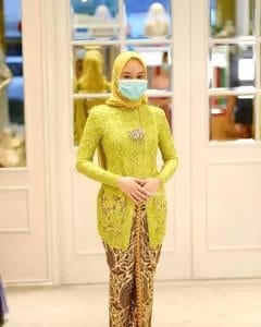 kebaya kutu baru dengan brokat