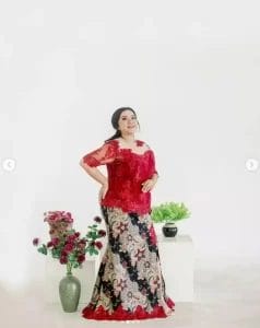 kebaya lengan pendek untuk orang gemuk