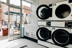 mesin cuci di tempat laundry