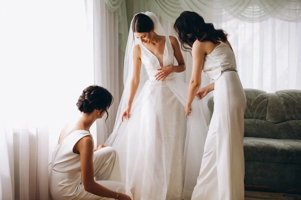 pengantin dan bridesmaids mempersiapkan pernikahan