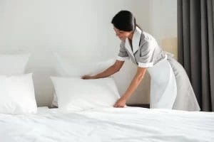 perempuan membereskan bantal