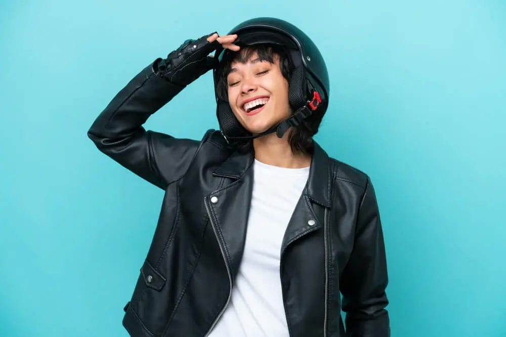 wanita memakai jaket kulit dan helm