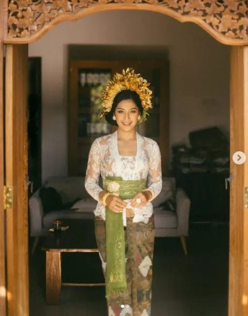 wanita memakai kebaya bali