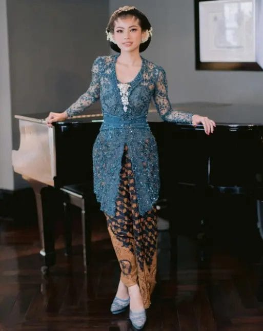 wanita memakai kebaya biru