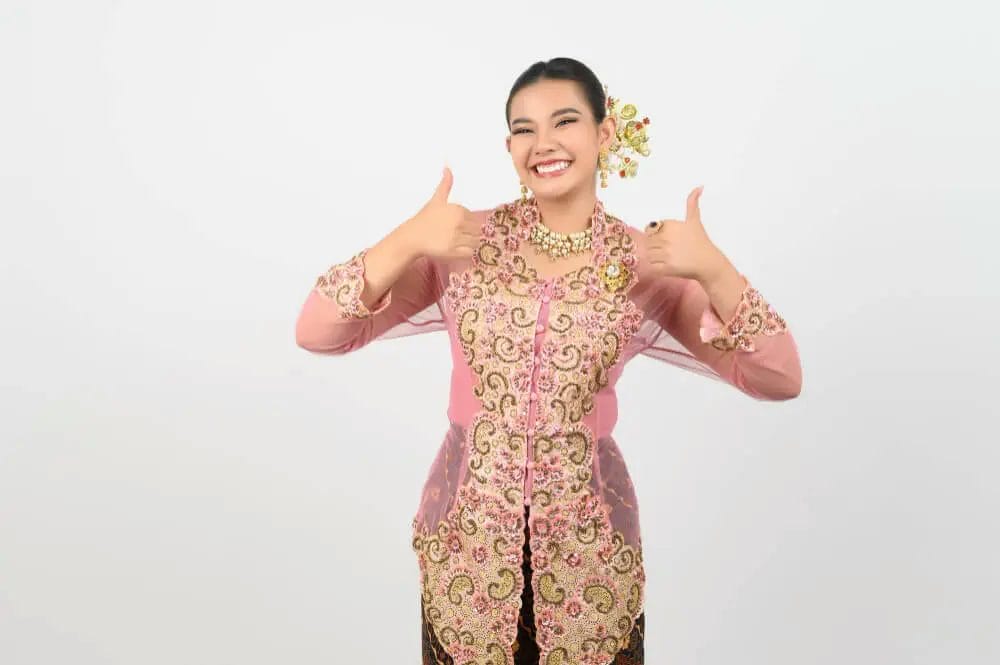 wanita memakai kebaya