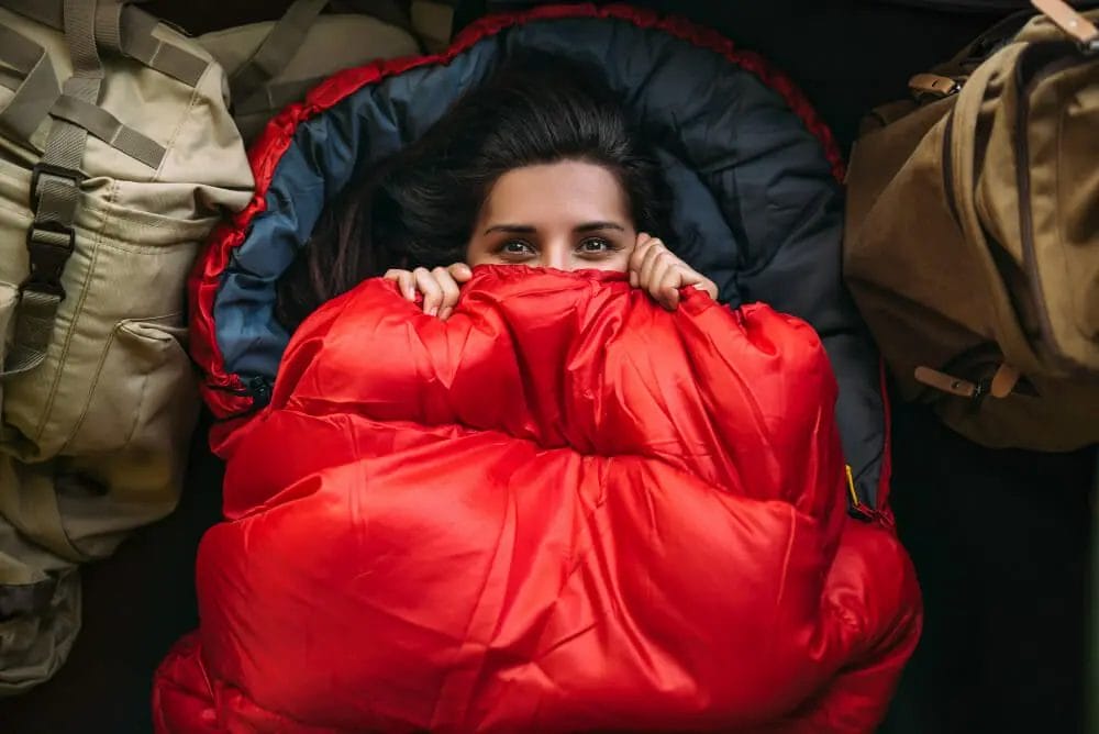 wanita tidur di dalam sleeping bag