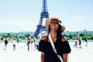 wanita travelling ke paris