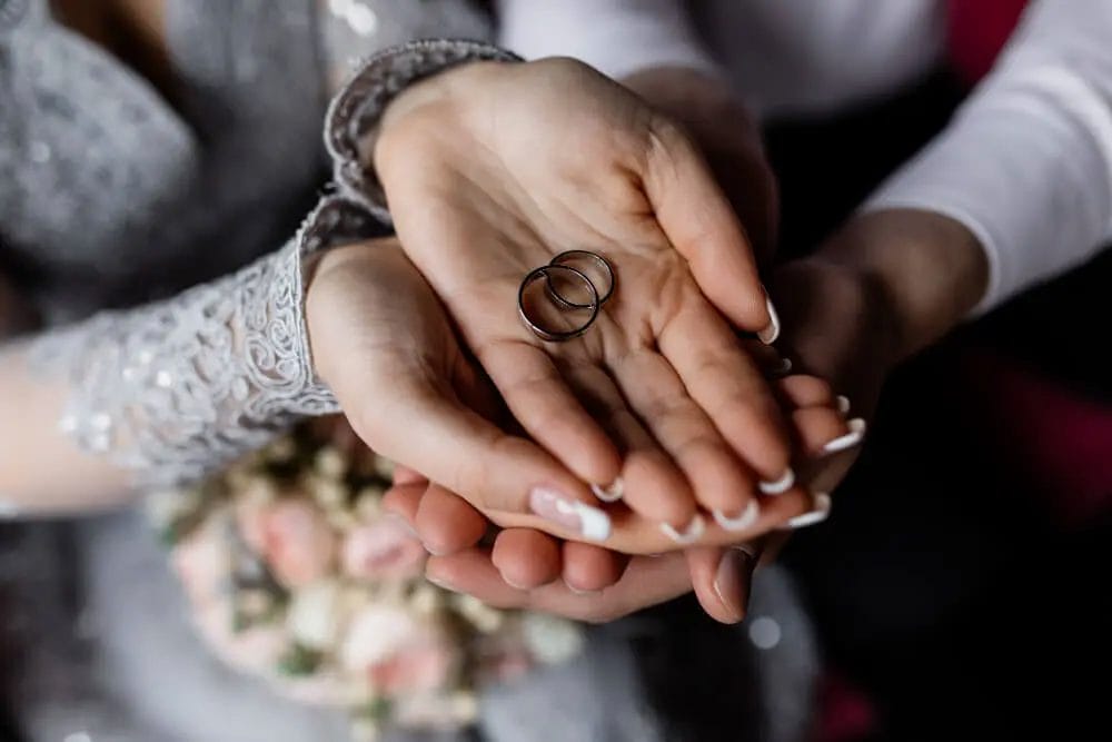 cincin nikah di tangan pasangan pengantin