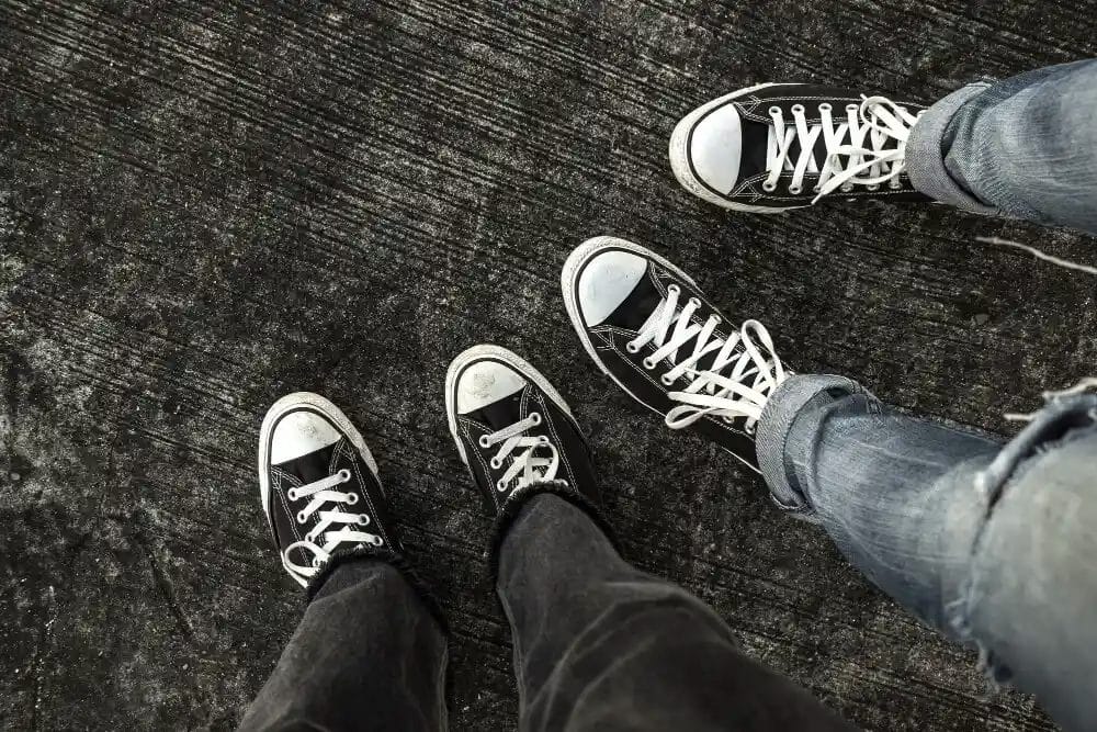 dua orang pakai sepatu converse