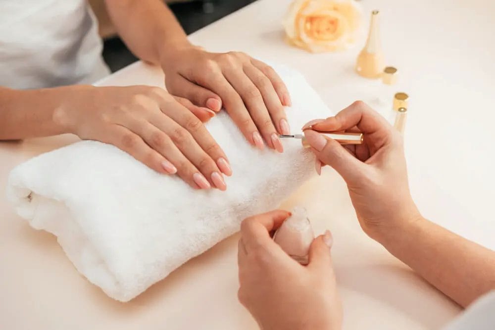 karyawan sedang melakukan nail art ke konsumennya