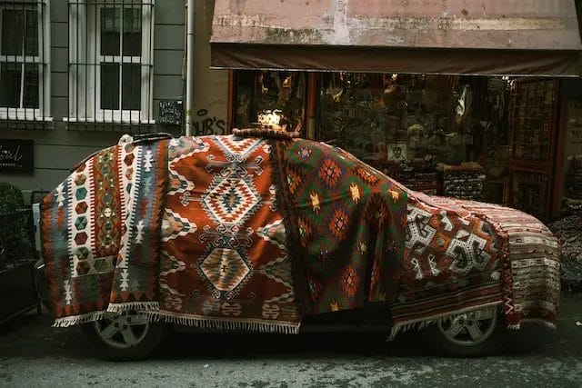 mobil ditutupi kain