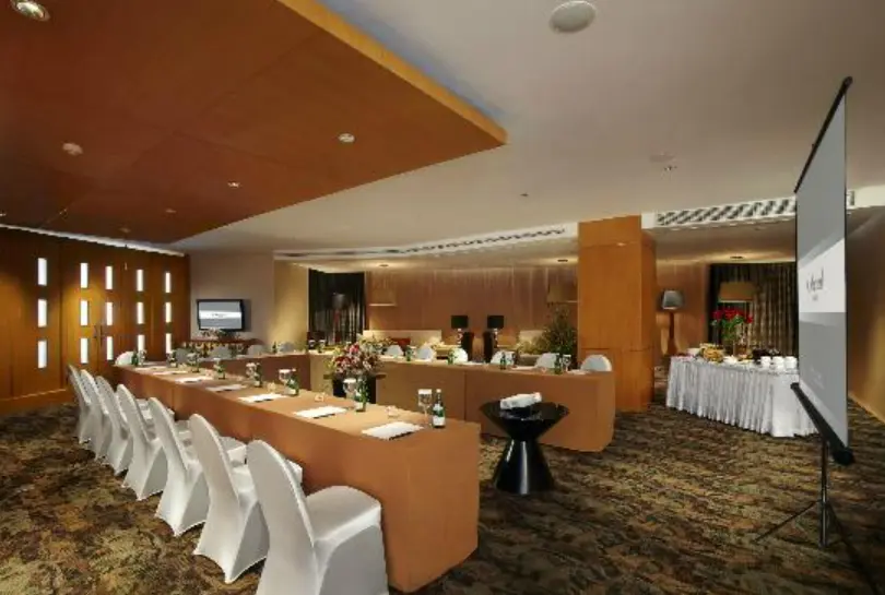 oakroom restaurant dan bar jakarta