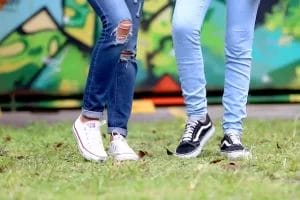 orang memakai sepatu sneakers