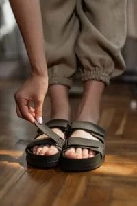 orang menggunakan sepatu sandal