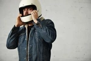 pria menggunakan helm putih