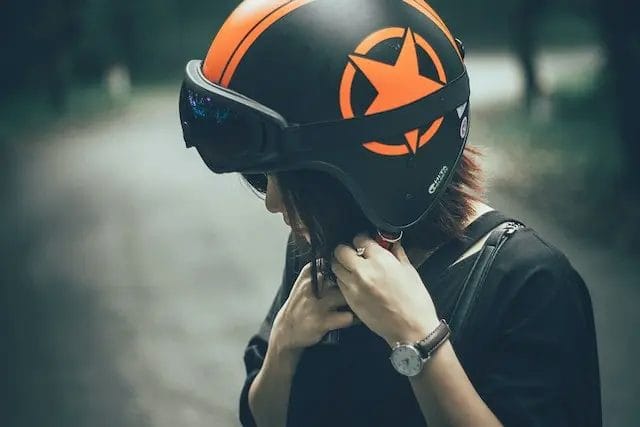 wanita memakai helm