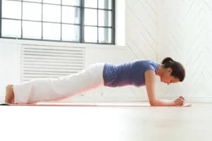 wanita olahraga plank