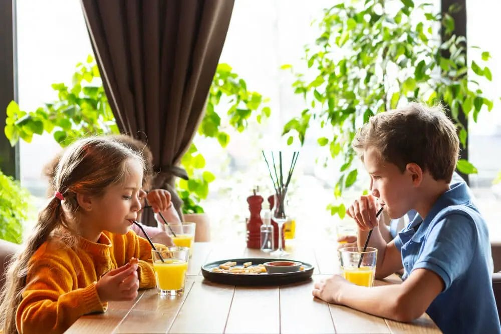 anak-anak sedang makan