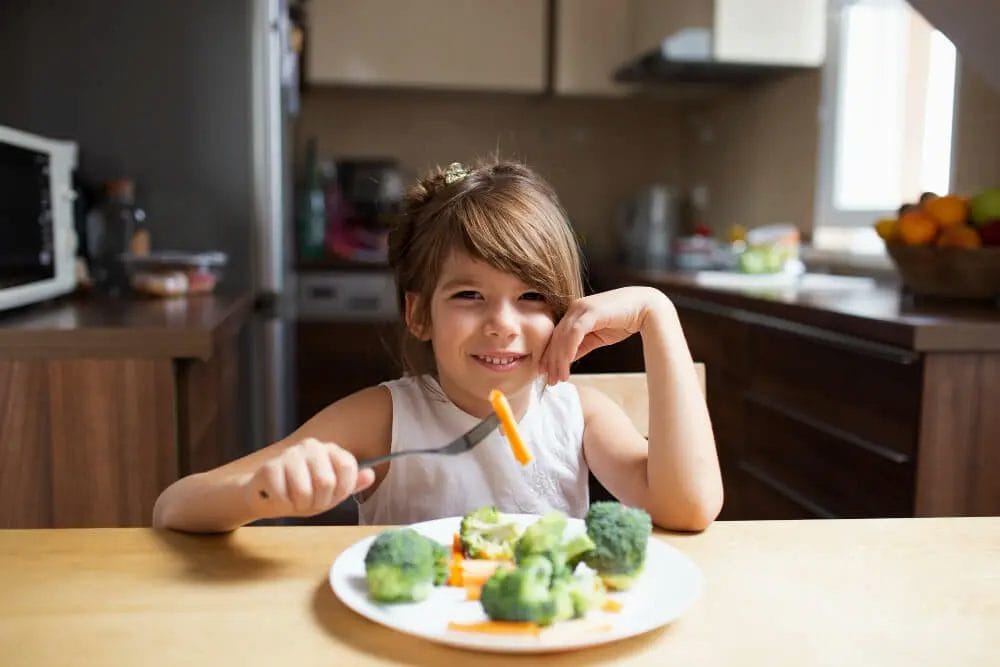 anak perempuan makan sayur