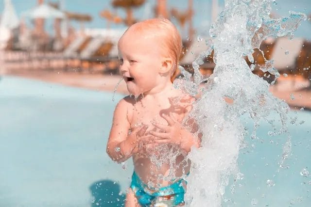 balita bermain di waterpark