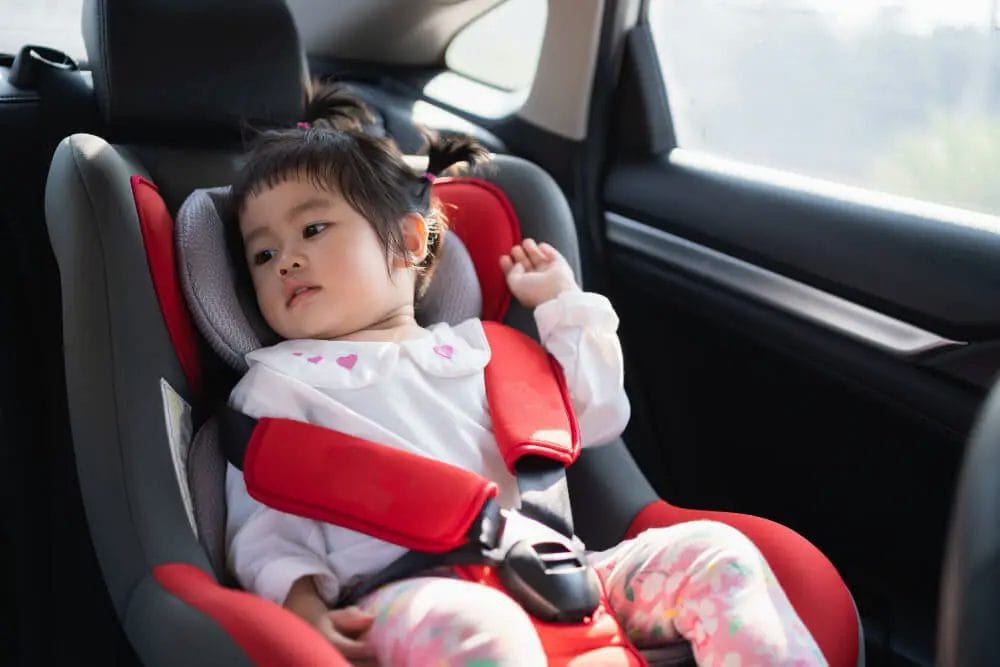 balita perempuan duduk di car seat