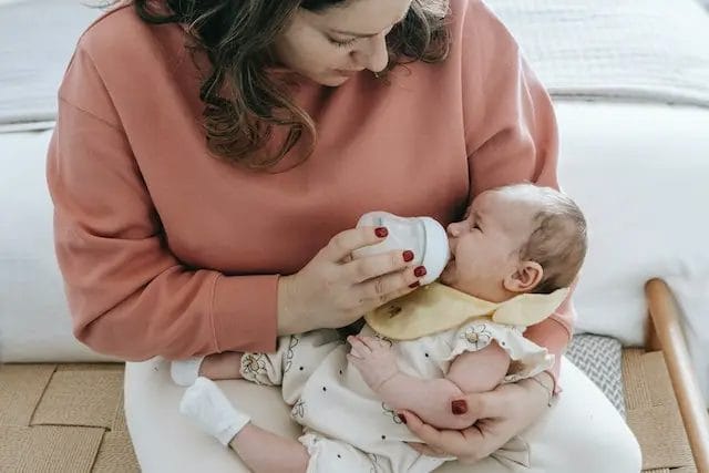 ibu menyusui bayi dengan susu botol