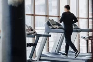 pria menggunakan treadmill