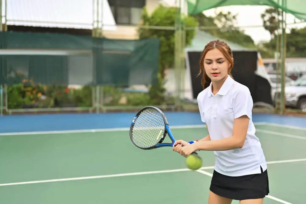 wanita bermain tenis