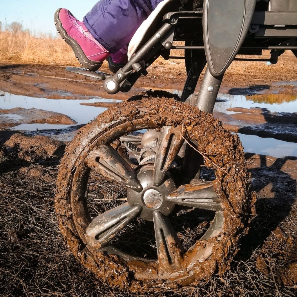 ilustrasi roda kotor pada stroller